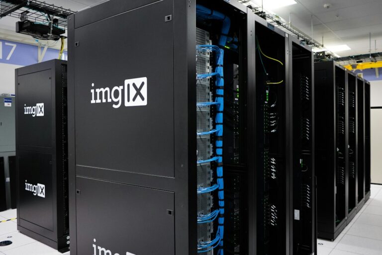 Read more about the article Oracle APEX Shared vs Dedicated Hosting: How to Choose